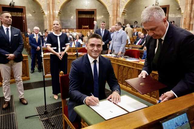 Csuzda Gábor letette az esküt