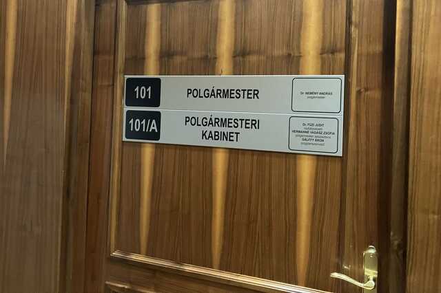 polgármester, ajtó