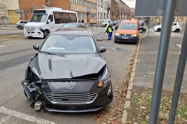 Mercedes autóbusz elé hajtott egy Ford Szombathelyen - egy utas megsérült