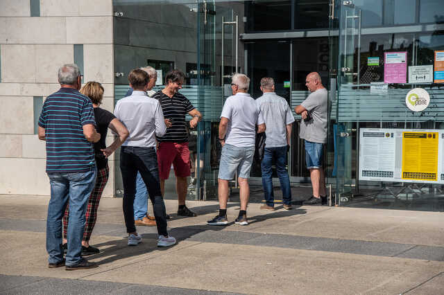 Sorban állás Falco bérletekért az Aréna Savariánál