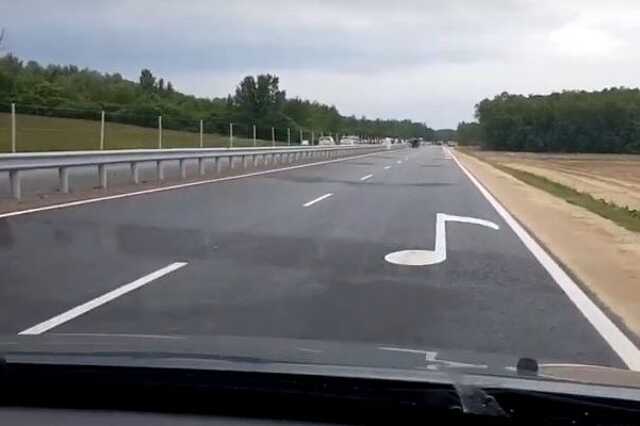 Zenélő út