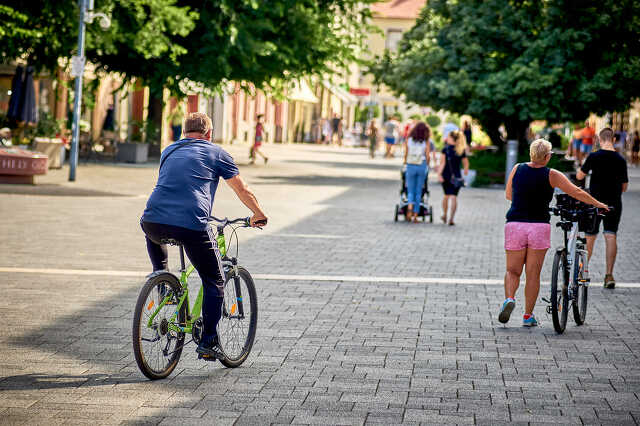 Biciklisek a Főtéren