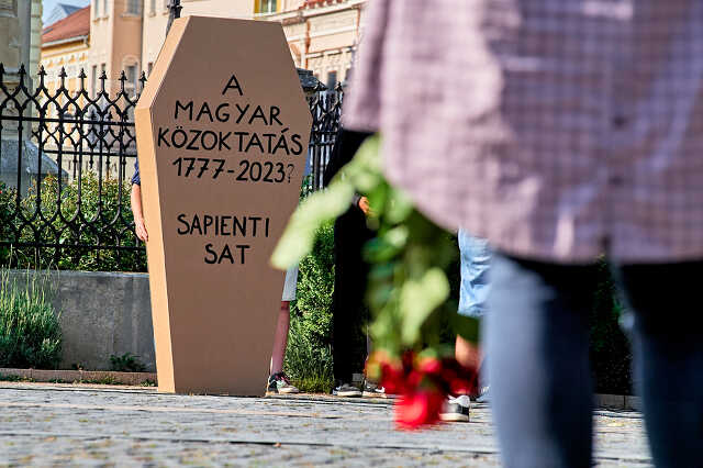 Tanár-diák tüntetés a szombathelyi Fő téren
